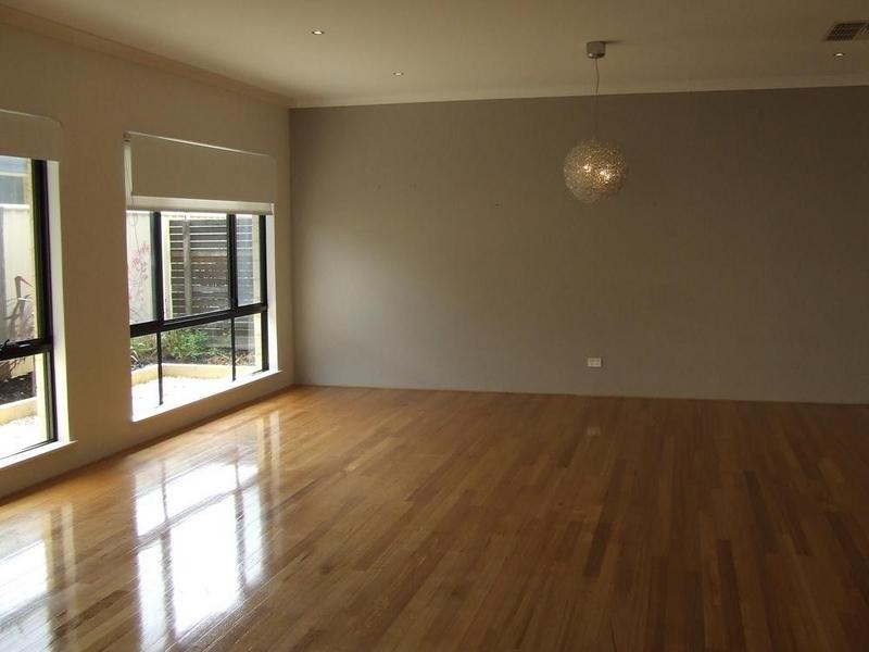 854 Warburton Trail, Lakelands WA 6180