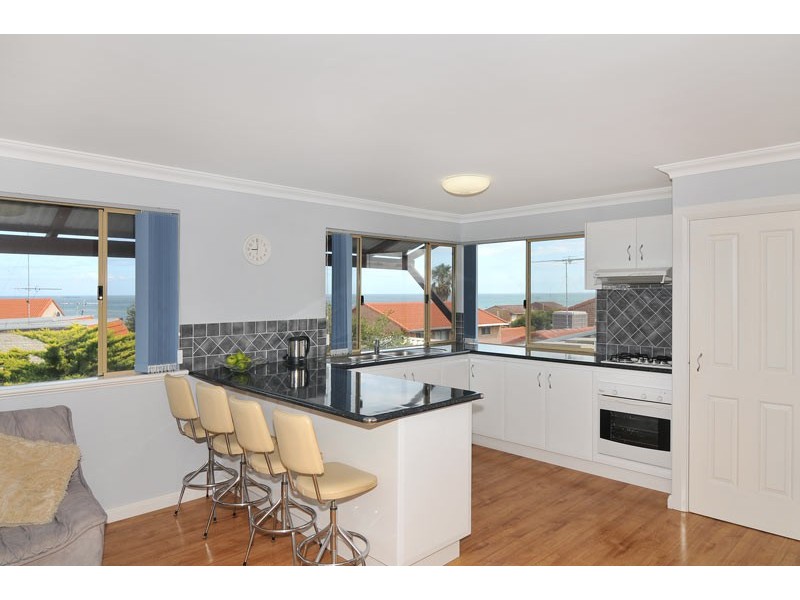 2/22 Valley Road, Halls Head WA 6210