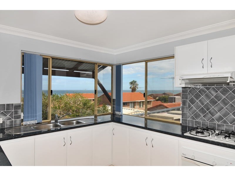 2/22 Valley Road, Halls Head WA 6210