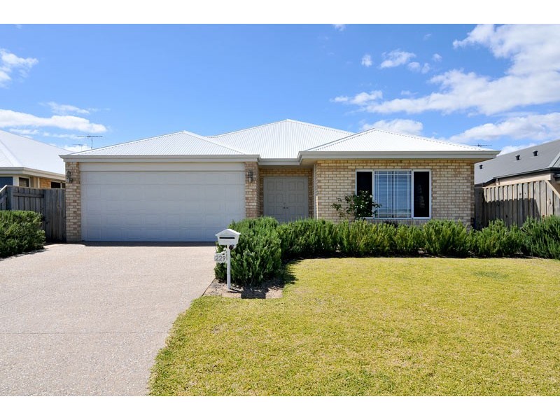 229 Peelwood Parade, Halls Head WA 6210
