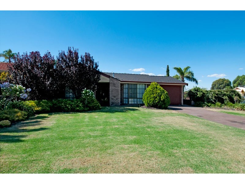 18 Oaklands Avenue, Halls Head WA 6210