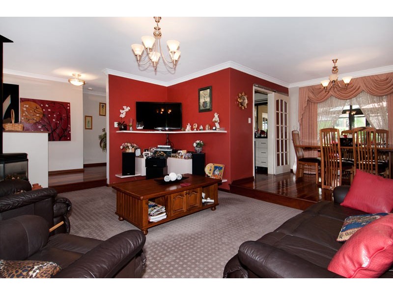 18 Oaklands Avenue, Halls Head WA 6210