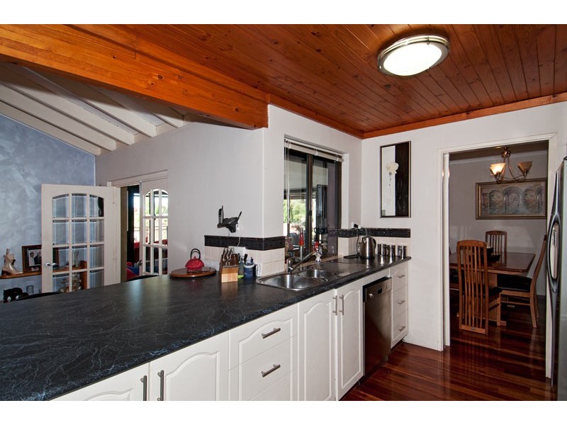 18 Oaklands Avenue, Halls Head WA 6210