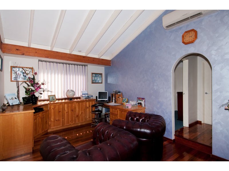 18 Oaklands Avenue, Halls Head WA 6210