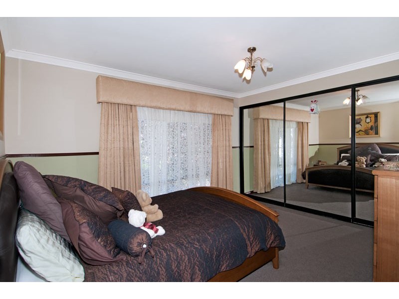 18 Oaklands Avenue, Halls Head WA 6210