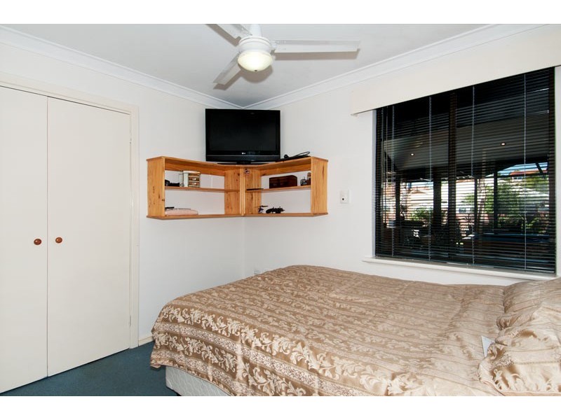 18 Oaklands Avenue, Halls Head WA 6210