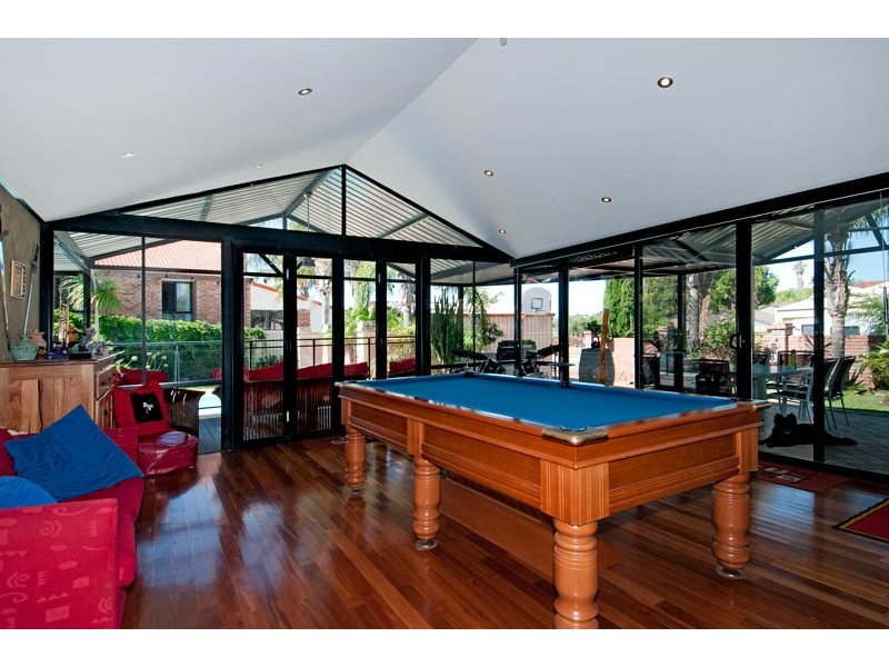 18 Oaklands Avenue, Halls Head WA 6210