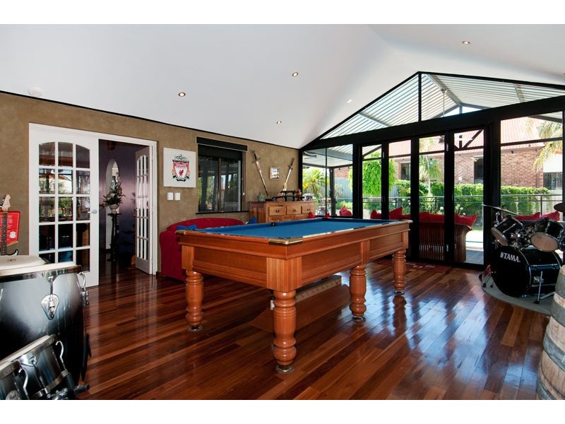 18 Oaklands Avenue, Halls Head WA 6210