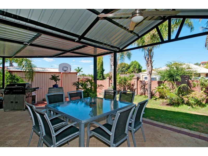 18 Oaklands Avenue, Halls Head WA 6210