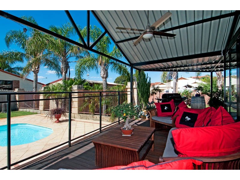 18 Oaklands Avenue, Halls Head WA 6210