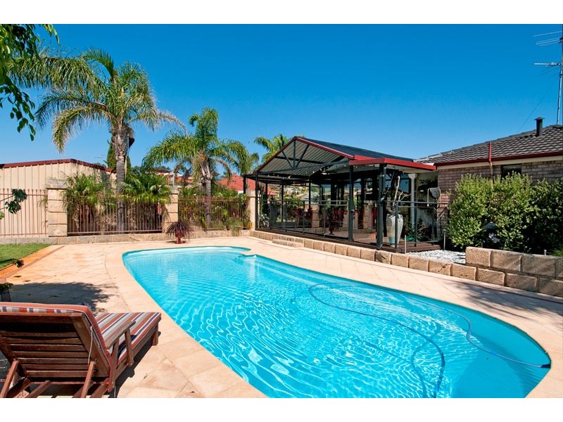 18 Oaklands Avenue, Halls Head WA 6210
