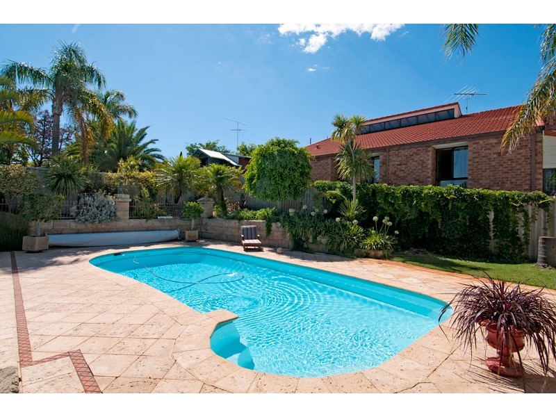 18 Oaklands Avenue, Halls Head WA 6210