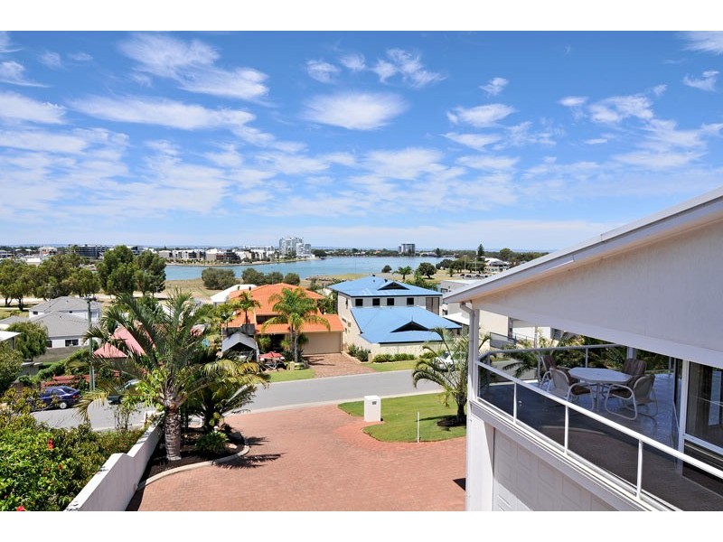 10 Hill Street, Halls Head WA 6210