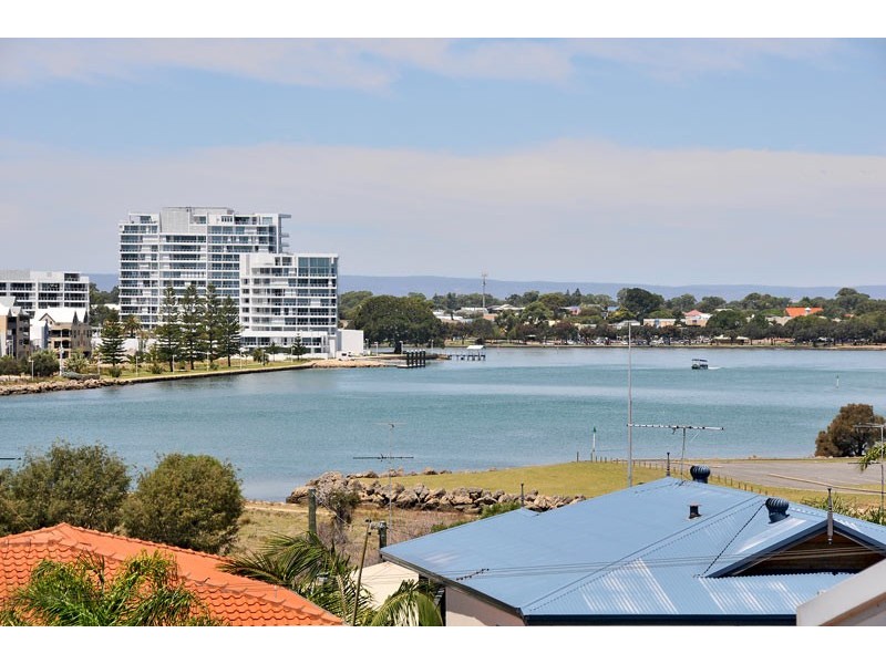 10 Hill Street, Halls Head WA 6210