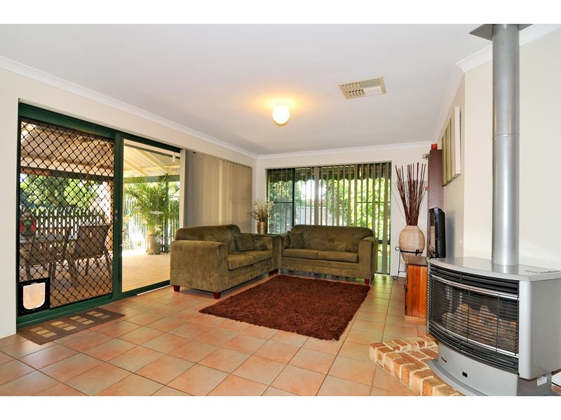 9 Wintersweet Place, Halls Head WA 6210