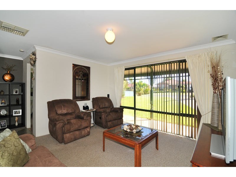 9 Wintersweet Place, Halls Head WA 6210