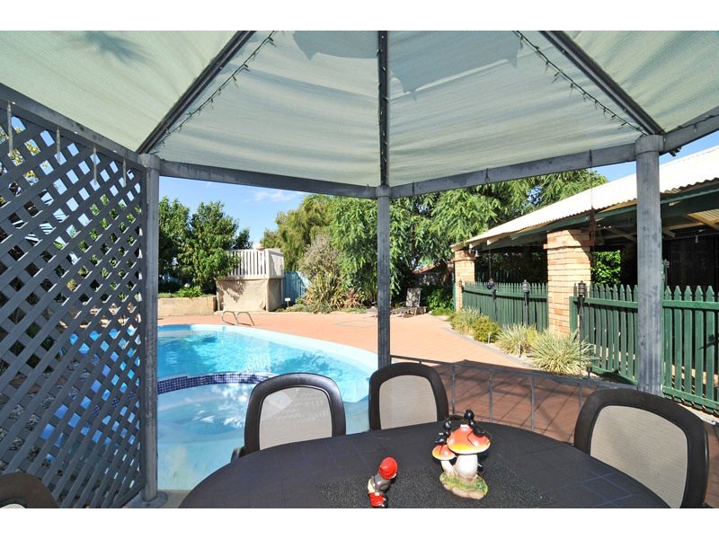 9 Wintersweet Place, Halls Head WA 6210