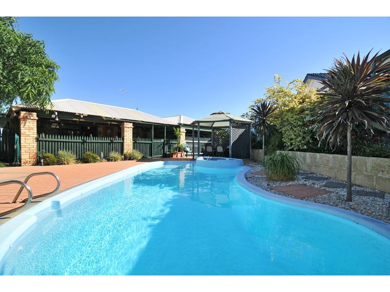 9 Wintersweet Place, Halls Head WA 6210