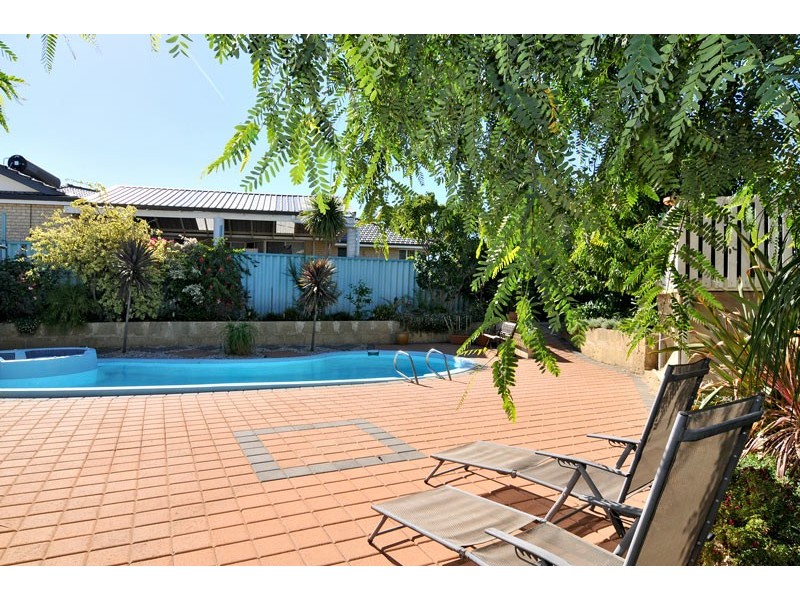 9 Wintersweet Place, Halls Head WA 6210