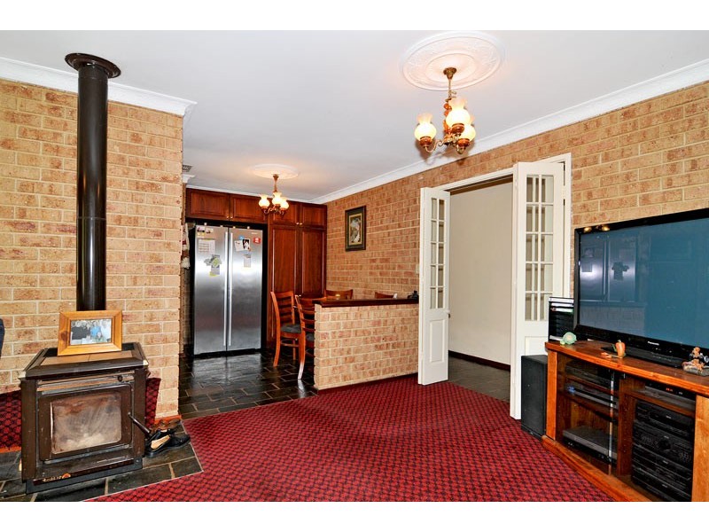 208 Woodland Parade, Stake Hill WA 6181