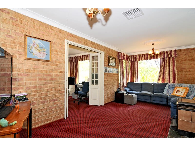 208 Woodland Parade, Stake Hill WA 6181