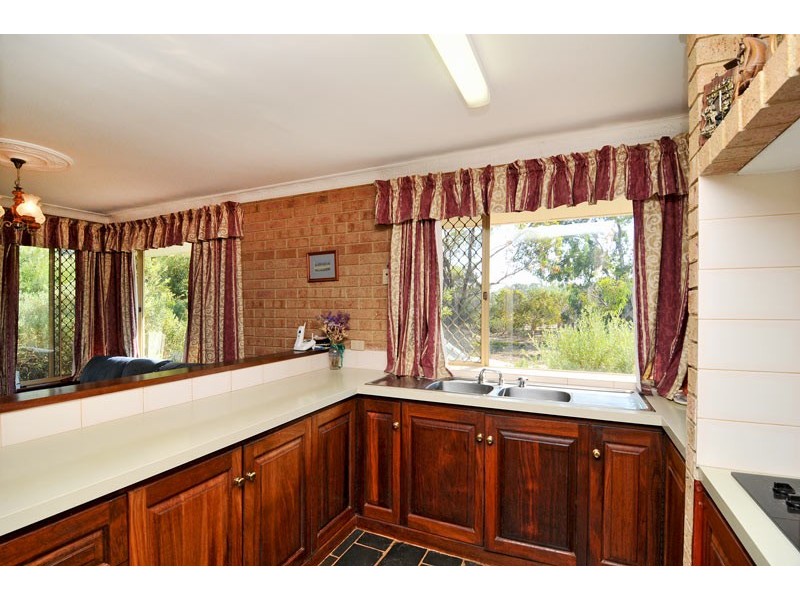 208 Woodland Parade, Stake Hill WA 6181