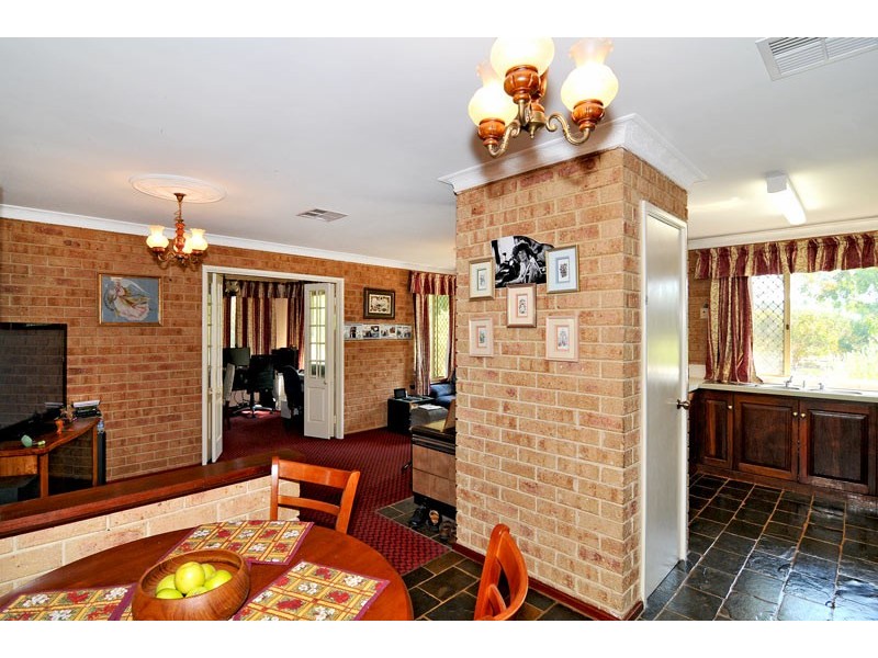 208 Woodland Parade, Stake Hill WA 6181