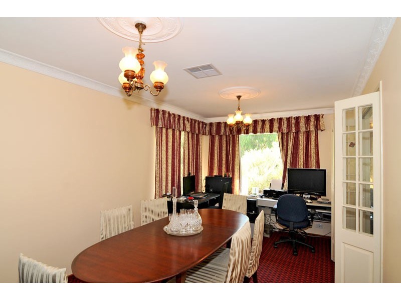 208 Woodland Parade, Stake Hill WA 6181