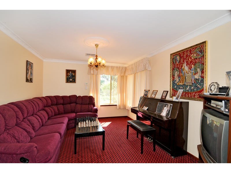 208 Woodland Parade, Stake Hill WA 6181