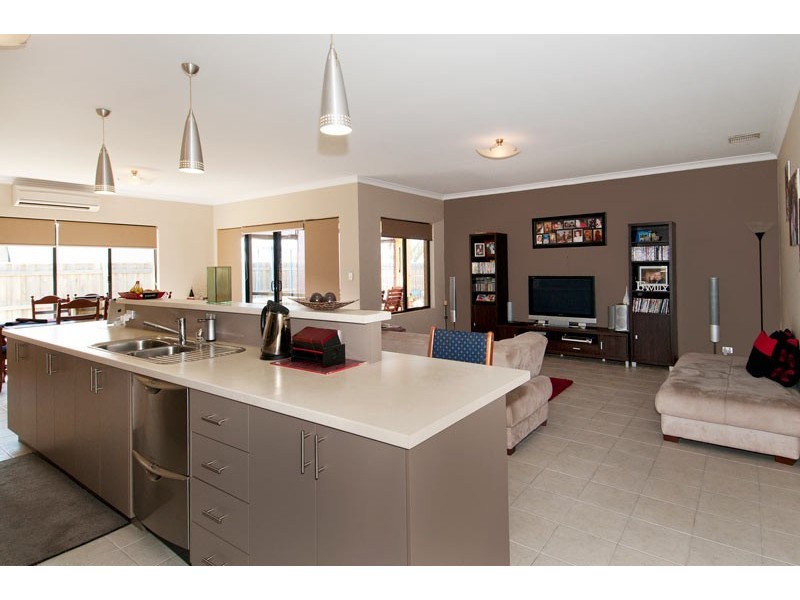 16 Lomatia Ramble, Halls Head WA 6210