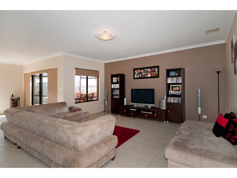 16 Lomatia Ramble, Halls Head WA 6210