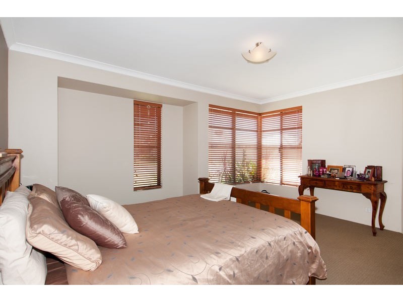 16 Lomatia Ramble, Halls Head WA 6210