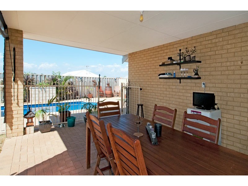 16 Lomatia Ramble, Halls Head WA 6210