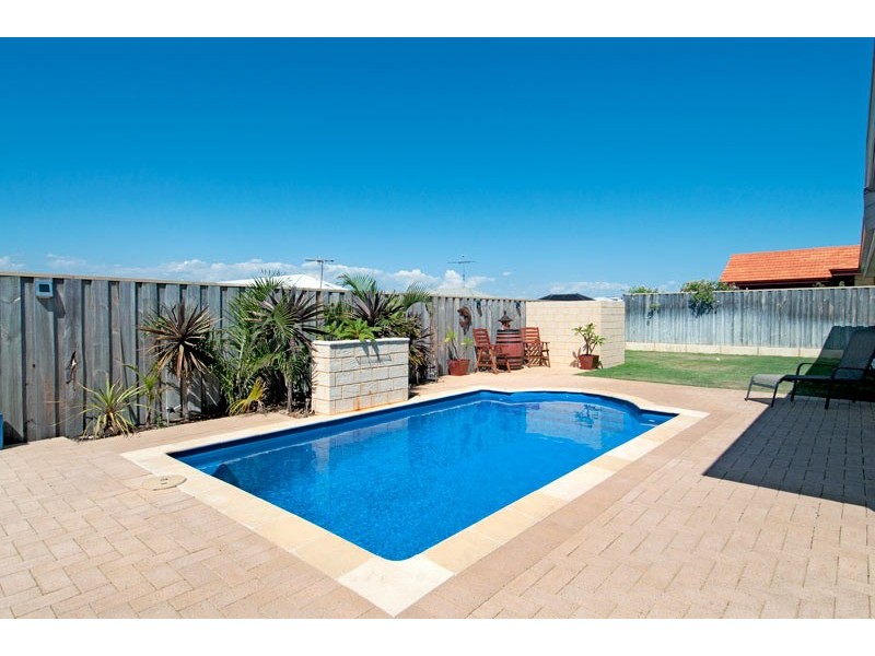 16 Lomatia Ramble, Halls Head WA 6210