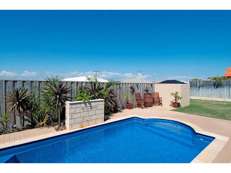 16 Lomatia Ramble, Halls Head WA 6210