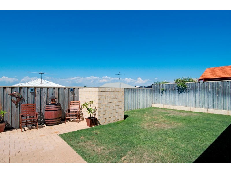 16 Lomatia Ramble, Halls Head WA 6210