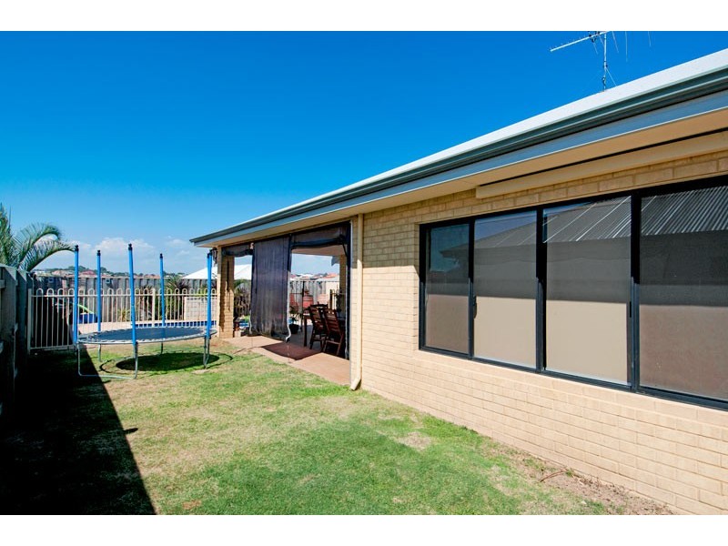 16 Lomatia Ramble, Halls Head WA 6210