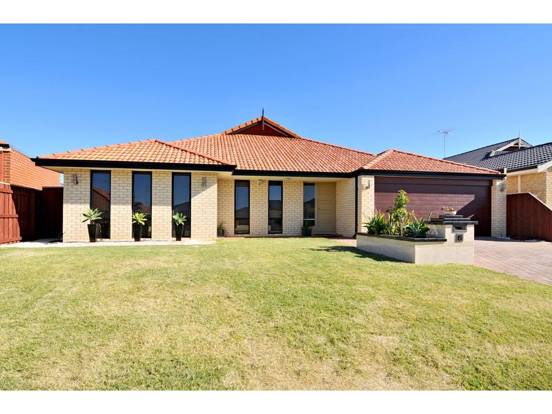 15 Lomatia Ramble, Halls Head WA 6210