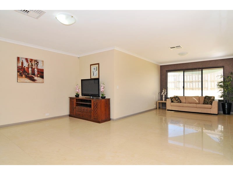 15 Lomatia Ramble, Halls Head WA 6210