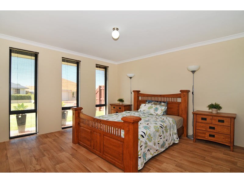 15 Lomatia Ramble, Halls Head WA 6210