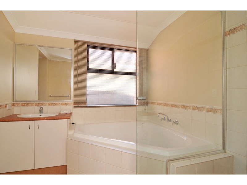 15 Lomatia Ramble, Halls Head WA 6210