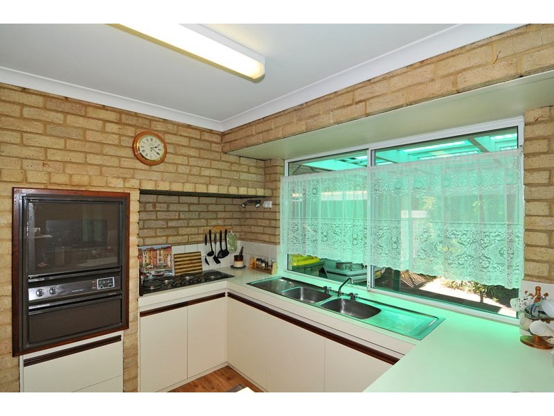 26 Leyburn Drive, Halls Head WA 6210