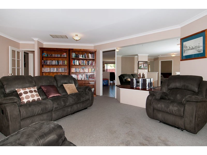 9 Boardwalk Blvd, Halls Head WA 6210