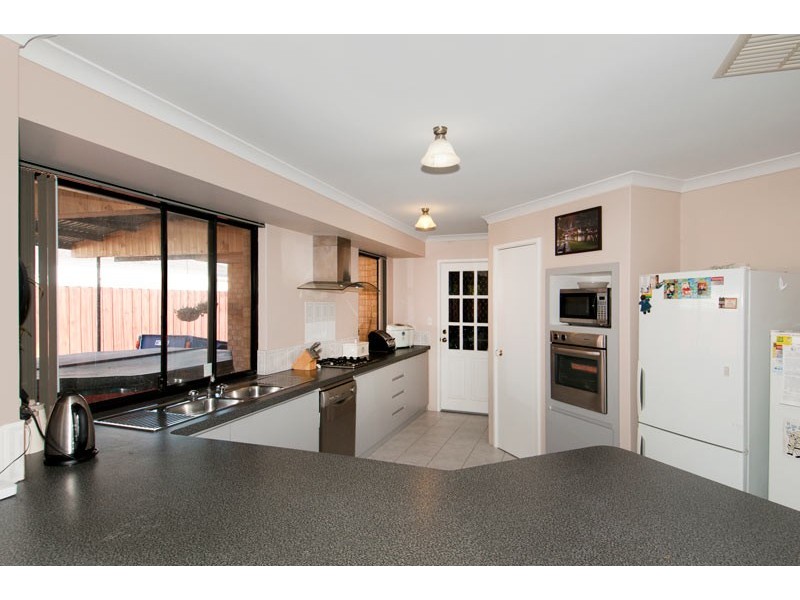 9 Boardwalk Blvd, Halls Head WA 6210