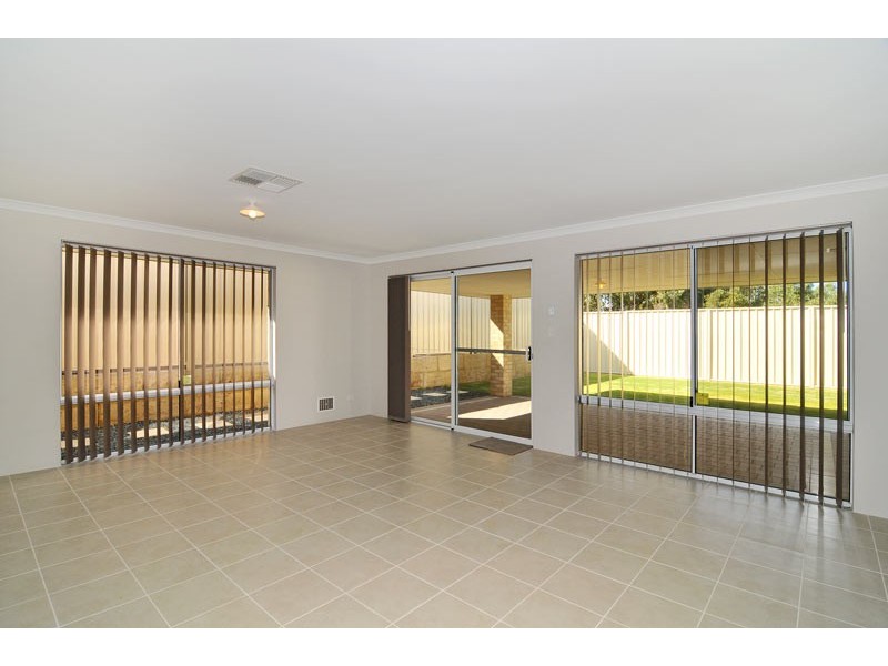 64 Highcliffe Circle, Lakelands WA 6180