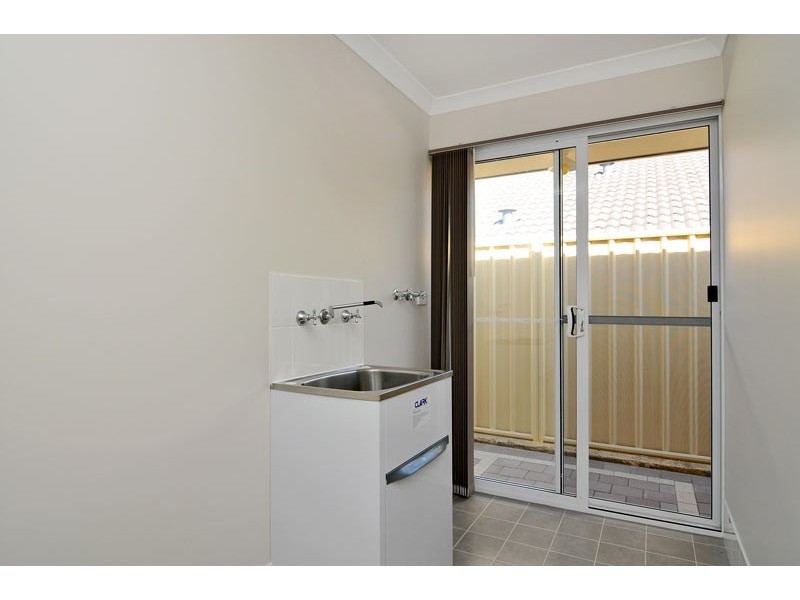 64 Highcliffe Circle, Lakelands WA 6180