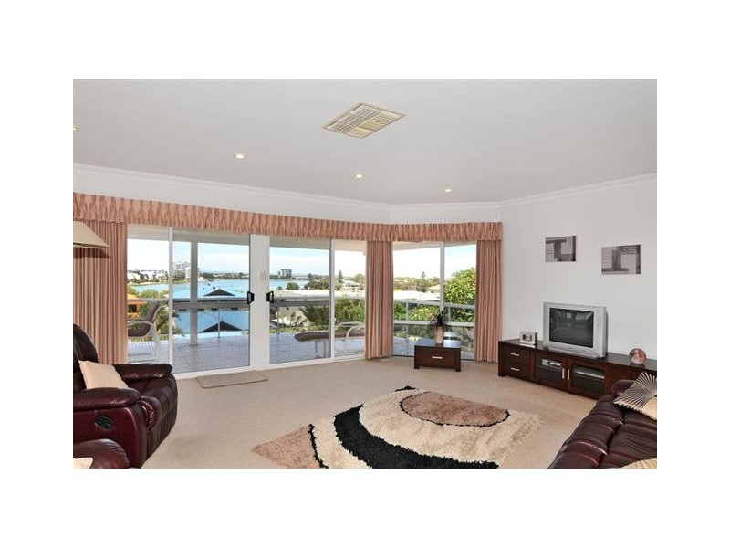 10 Hill Street, Halls Head WA 6210