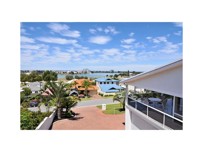 10 Hill Street, Halls Head WA 6210