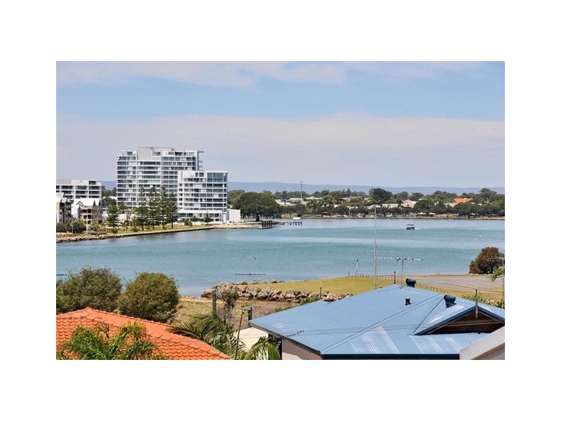 10 Hill Street, Halls Head WA 6210