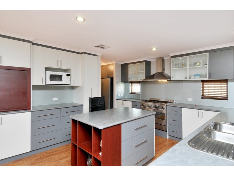 5 Roseburg Court, Meadow Springs WA 6210